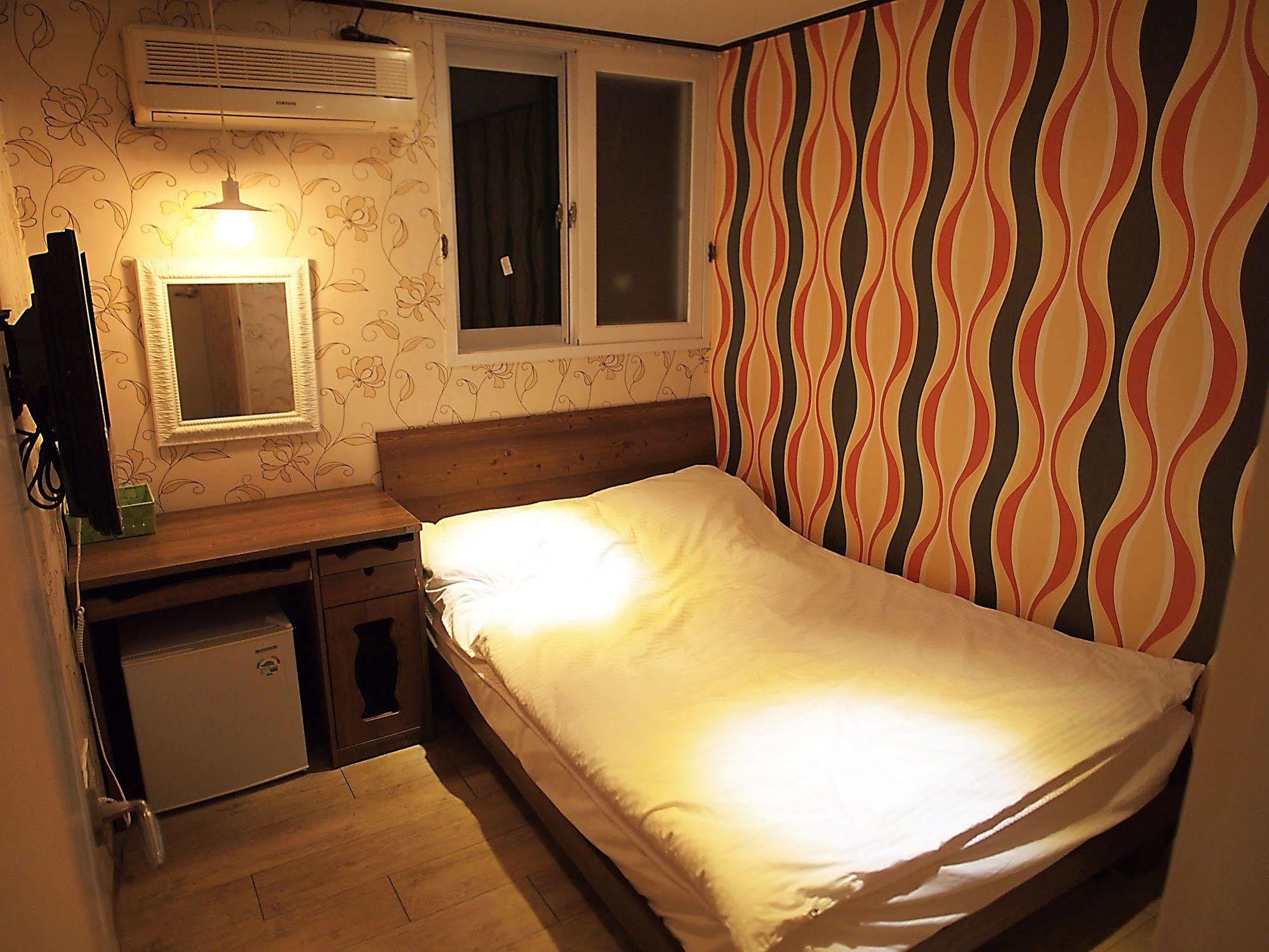 D.H Sinchon Guesthouse Seoul Exterior foto
